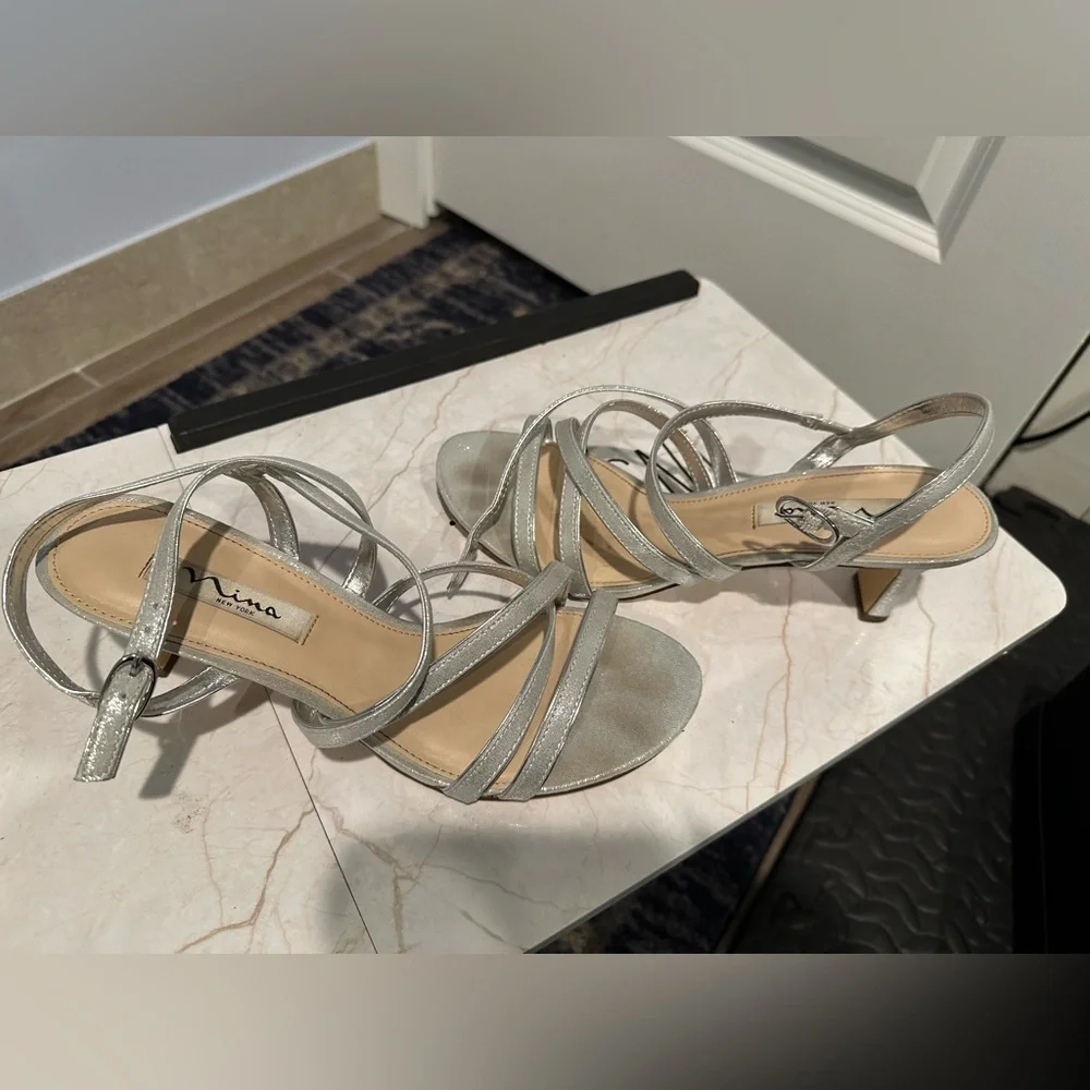 *GUC*Sz 9.5*Nina* silver glitter kitten heels